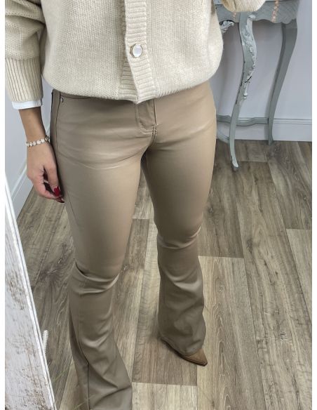 Pantalón polipiel acampanado taupe