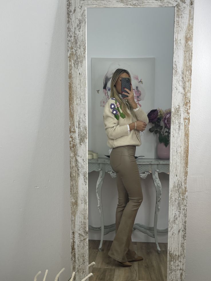 Pantalón polipiel acampanado taupe