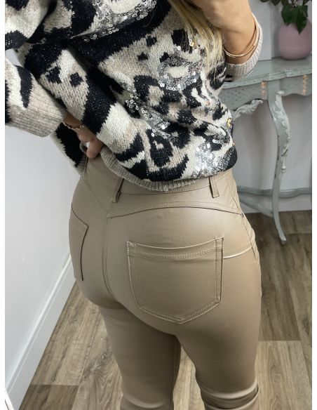 Pantalón polipiel acampanado taupe