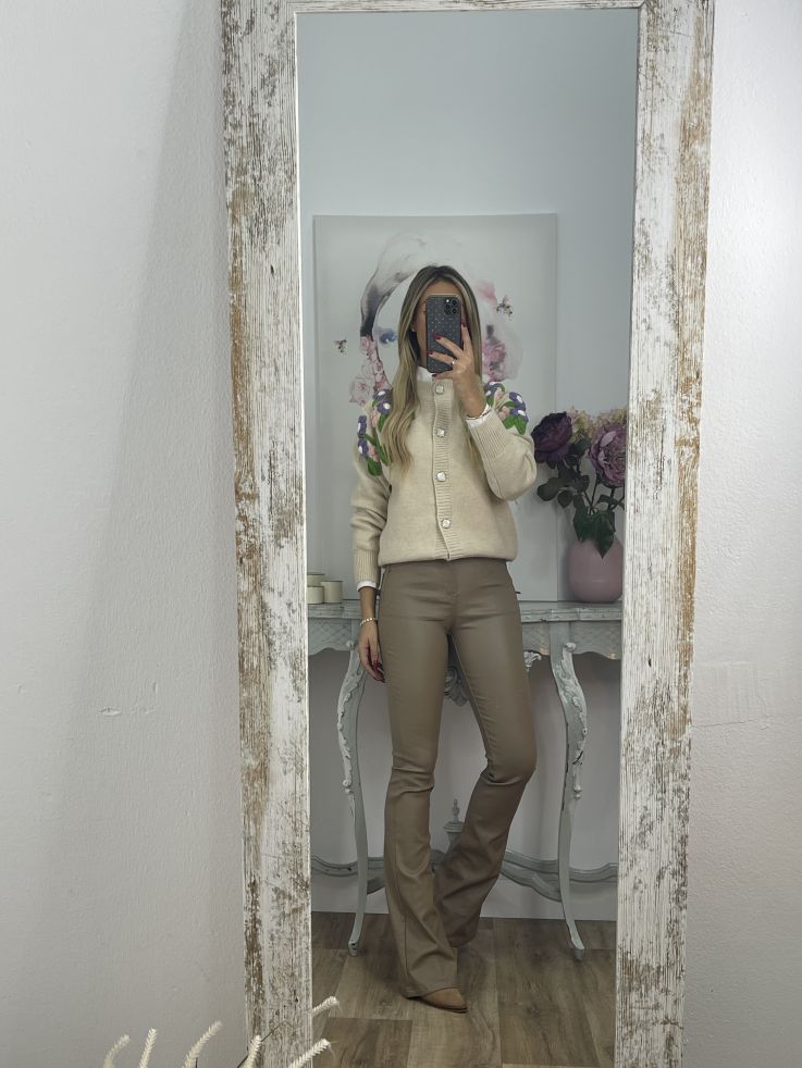 Pantalón polipiel acampanado taupe