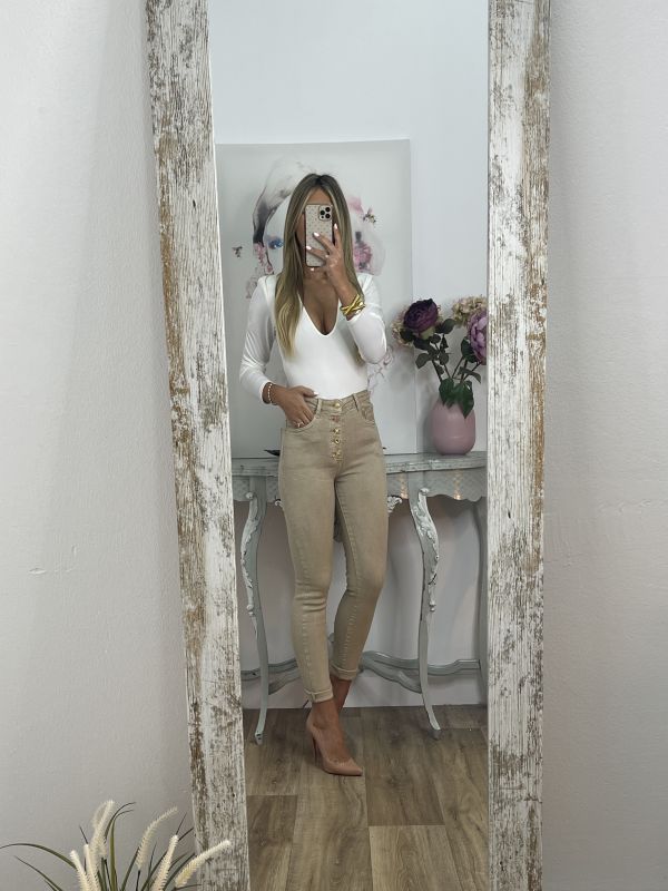 Jeans Valeria tiro alto botones.