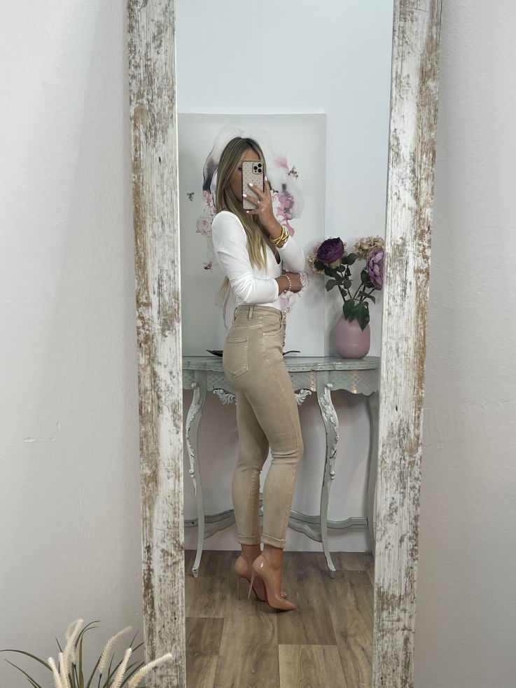 Jeans Valeria tiro alto botones.