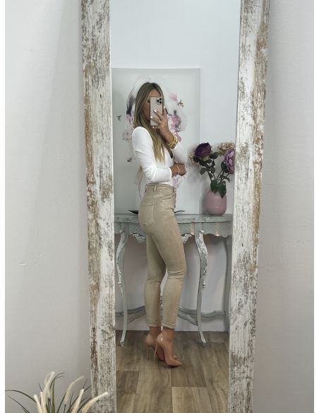 Jeans Valeria tiro alto botones.