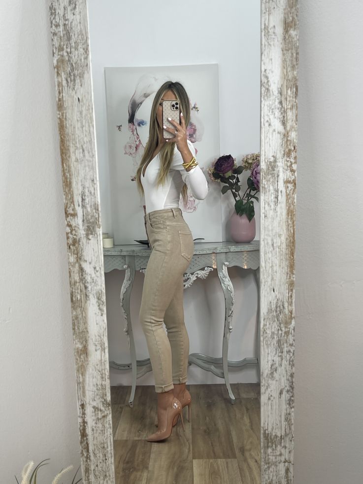 Jeans Valeria tiro alto botones.