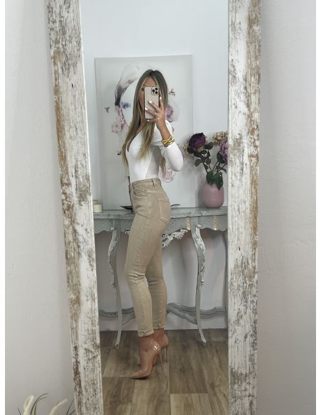 Jeans Valeria tiro alto botones.