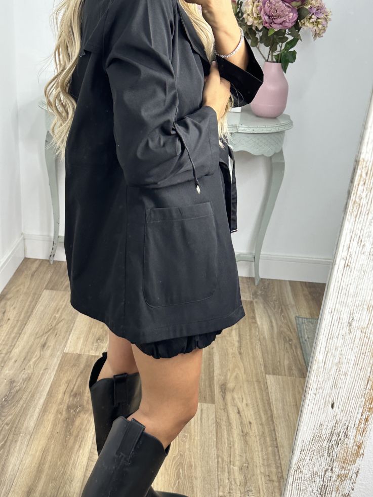 Gabardina corta negra