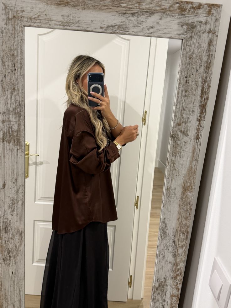 Camisa oversize chocolate satinada
