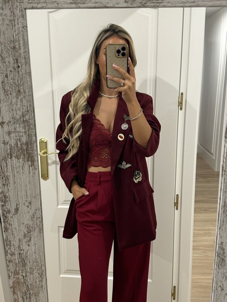 Chaqueta oversize burdeos parches
