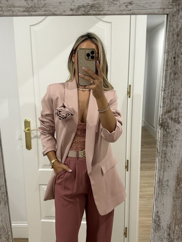 Blazer rosa con flor en la solapa