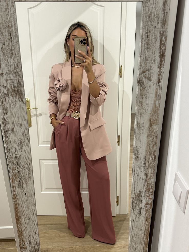 Blazer rosa con flor en la solapa