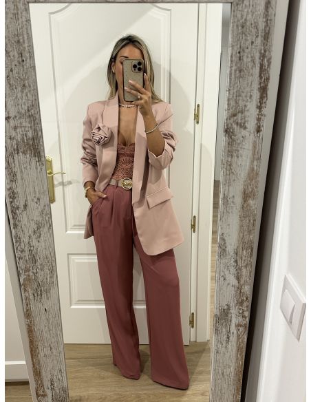Blazer rosa con flor en la solapa