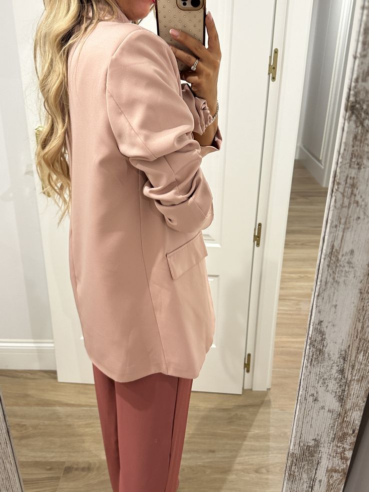 Blazer rosa con flor en la solapa