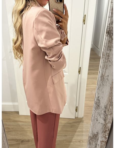 Blazer rosa con flor en la solapa