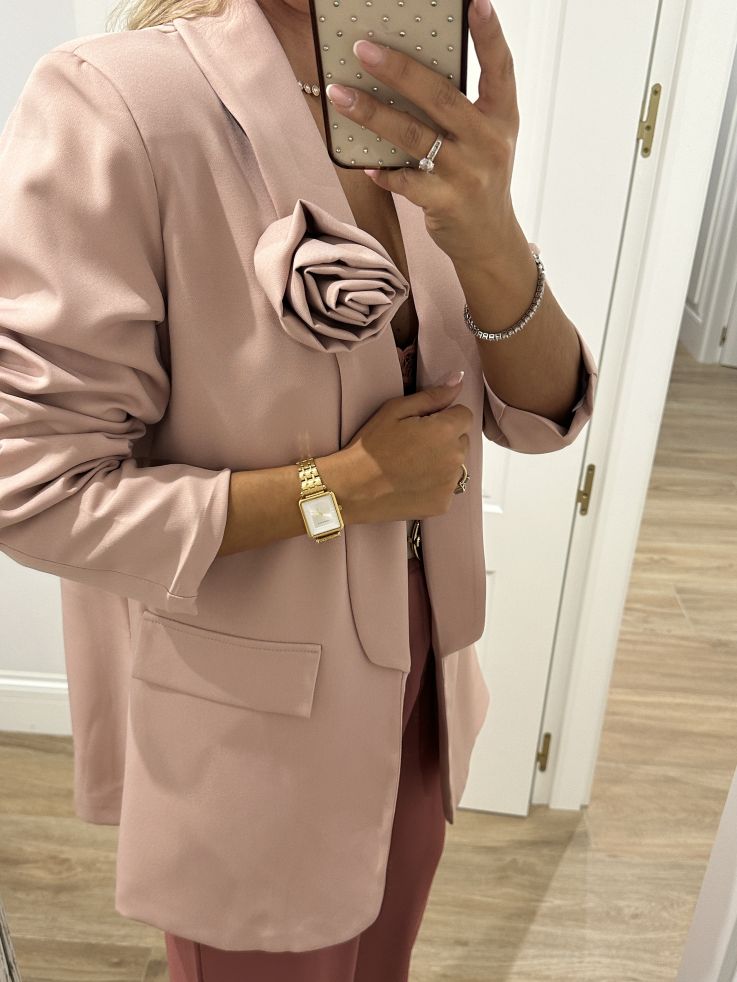 Blazer rosa con flor en la solapa