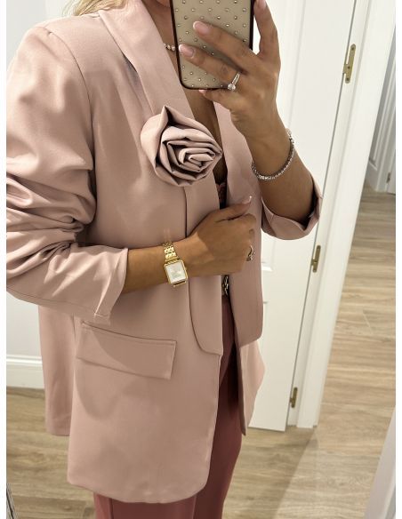 Blazer rosa con flor en la solapa