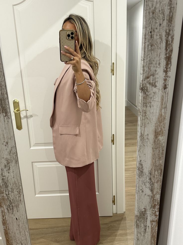 Blazer rosa con flor en la solapa