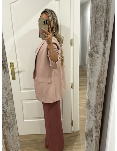 Blazer rosa con flor en la solapa