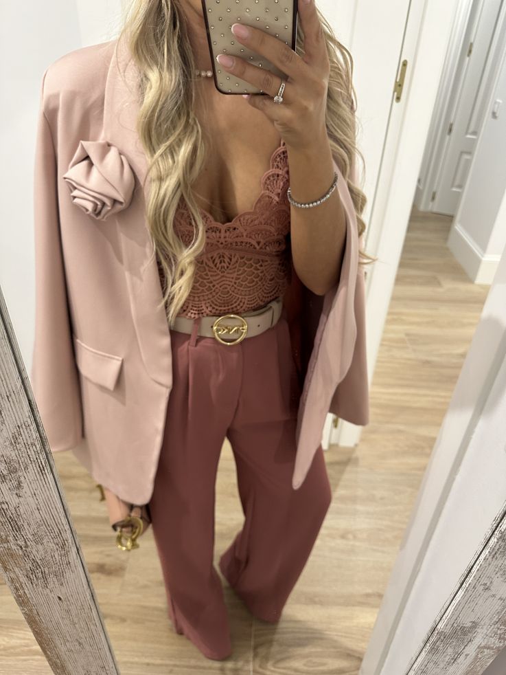Blazer rosa con flor en la solapa
