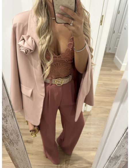 Blazer rosa con flor en la solapa