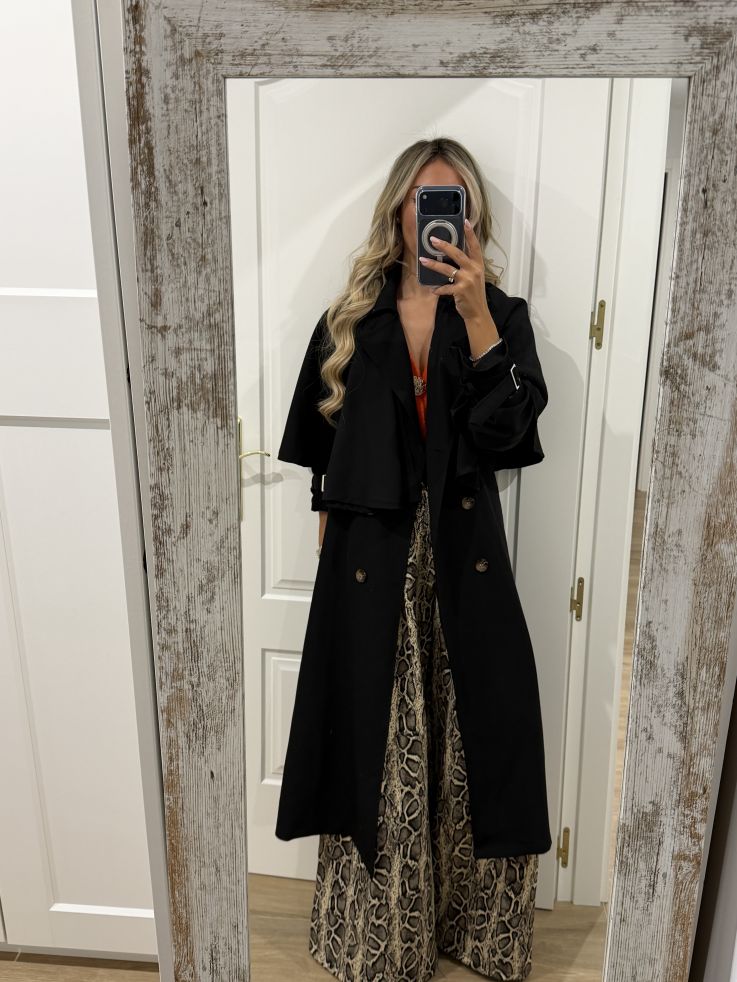 Gabardina con capa negra