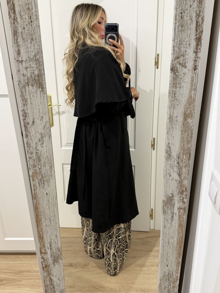 Gabardina con capa negra