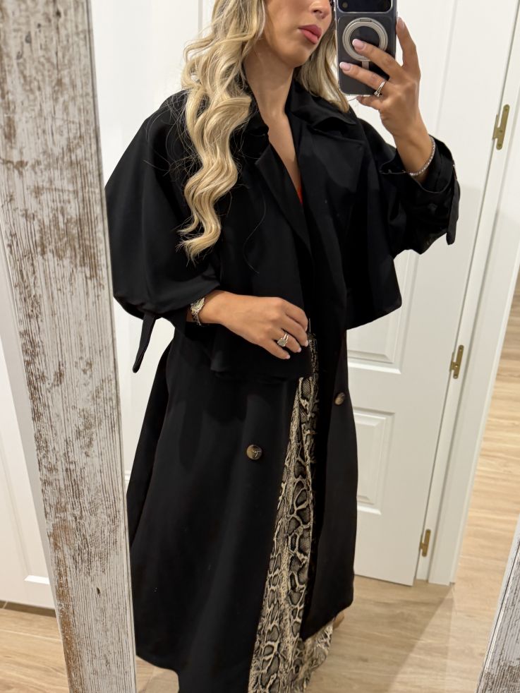Gabardina con capa negra