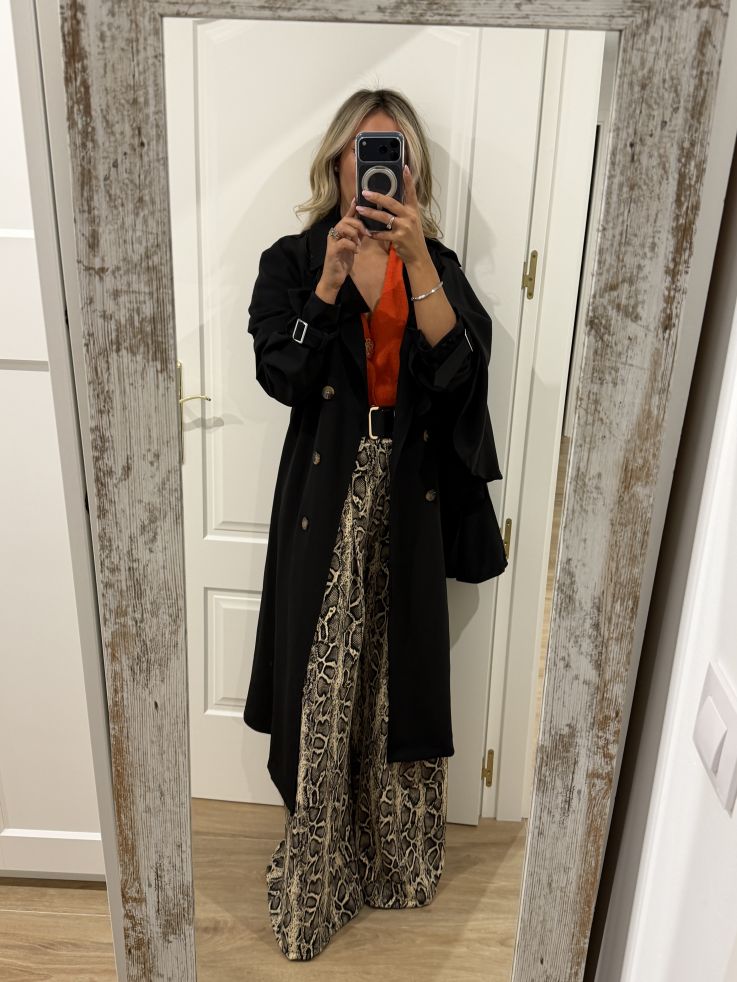 Gabardina con capa negra