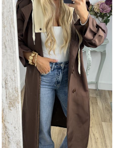 Gabardina marrón con capucha