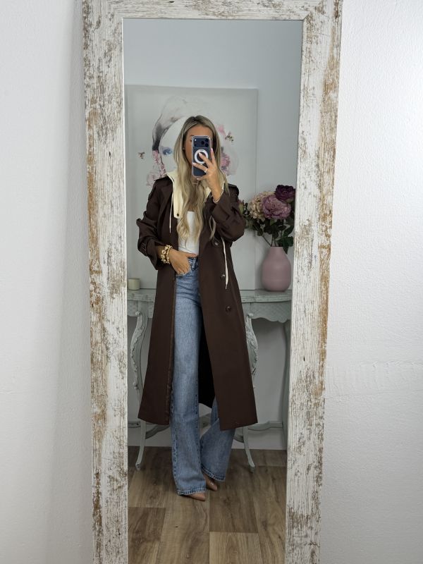 Gabardina marrón con capucha