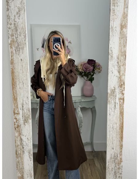 Gabardina marrón con capucha