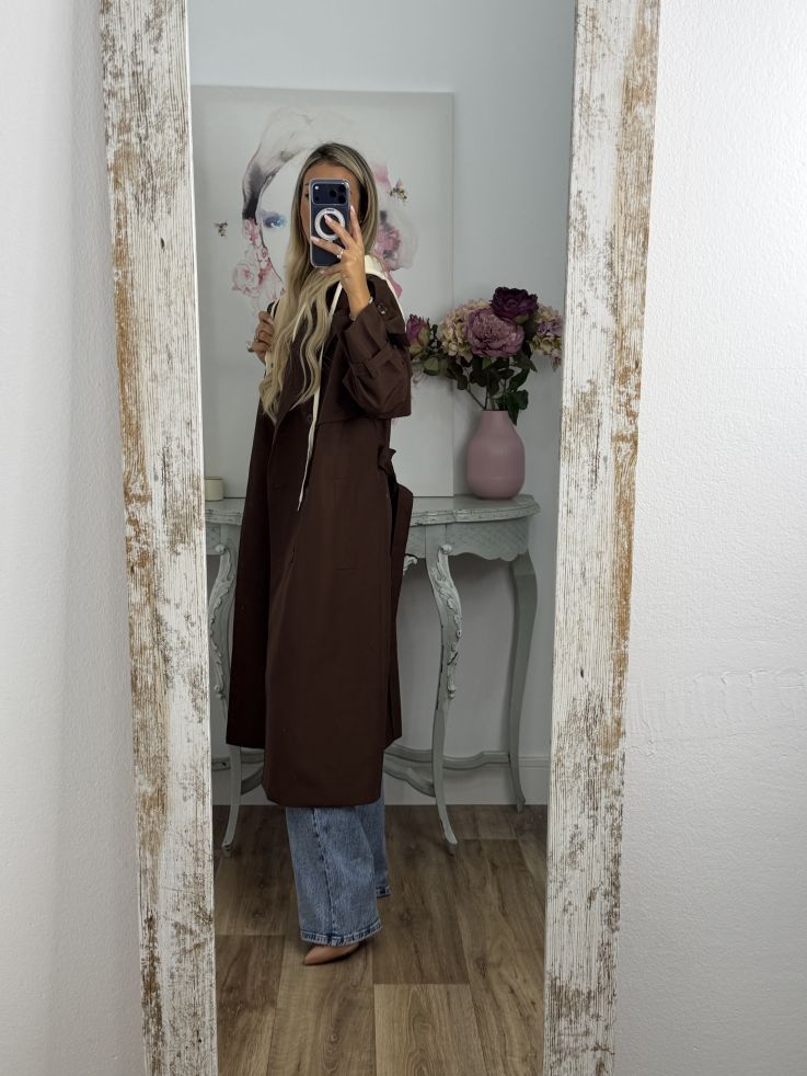 Gabardina marrón con capucha