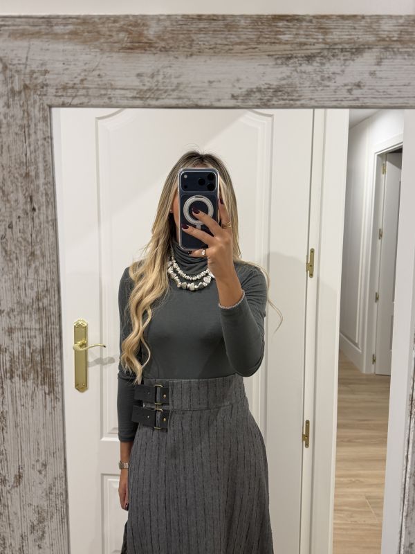 Camiseta Melissa cuello alto gris