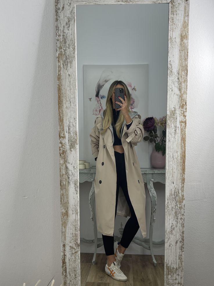 Gabardina beige con capucha gris