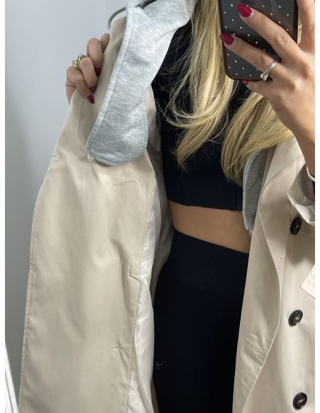 Gabardina beige con capucha gris