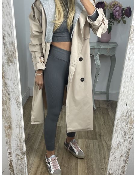 Gabardina beige con capucha gris