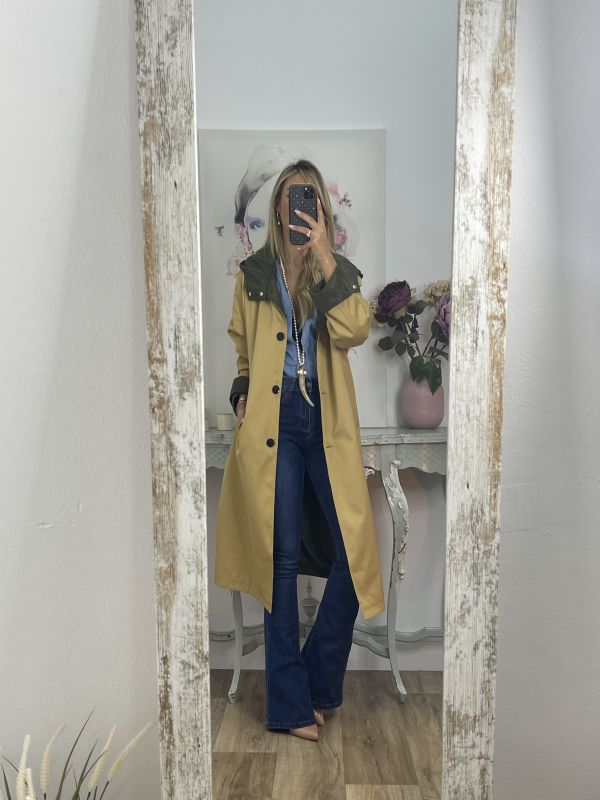 Gabardina-Chubasquero largo camel con forro verde