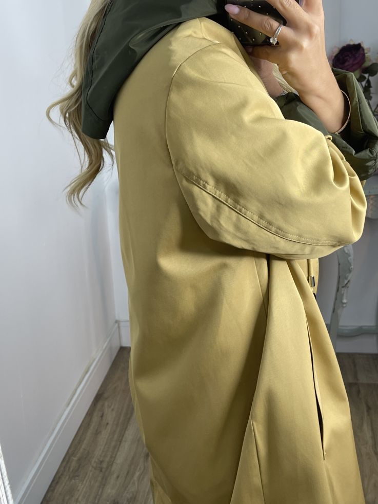 Gabardina-Chubasquero largo camel con forro verde