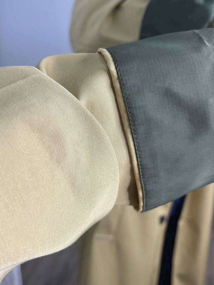 Gabardina-Chubasquero largo camel con forro verde