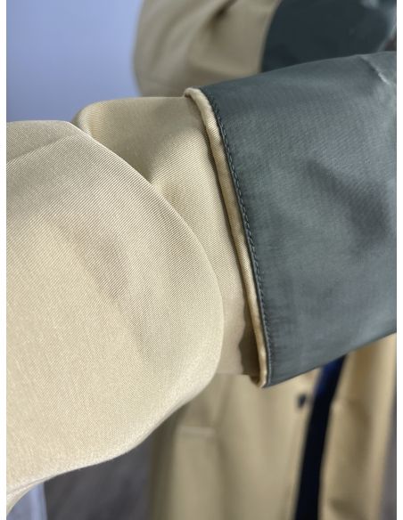 Gabardina-Chubasquero largo camel con forro verde