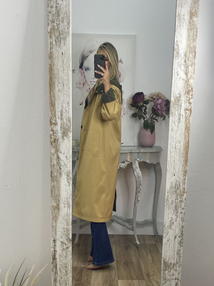 Gabardina-Chubasquero largo camel con forro verde
