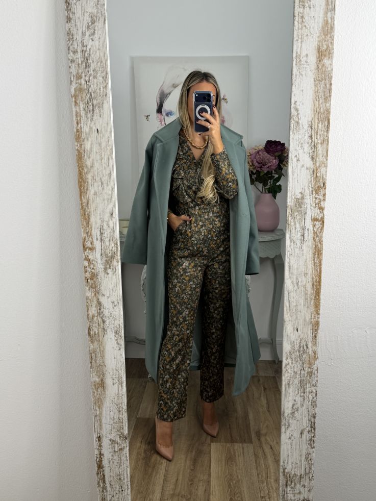 Mono de flores verde