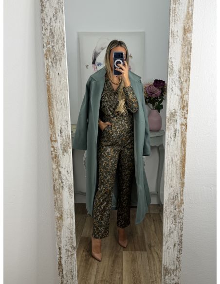 Mono de flores verde