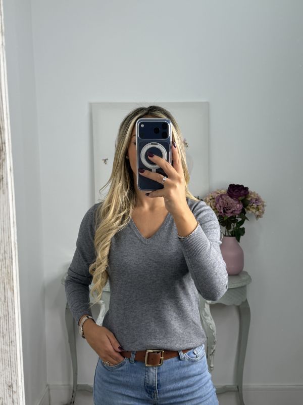 Jersey básico cuello pico gris