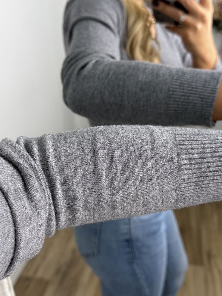 Jersey básico cuello pico gris