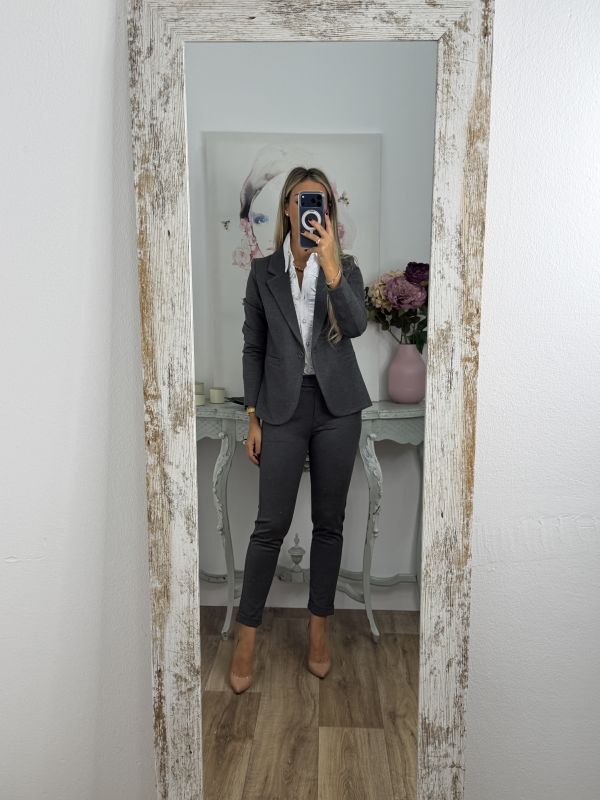 Traje chaqueta y pantalón pitillo gris