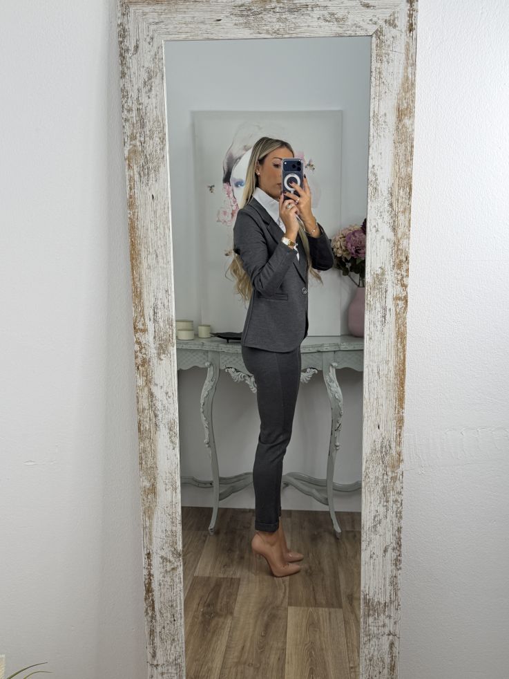 Traje chaqueta y pantalón pitillo gris