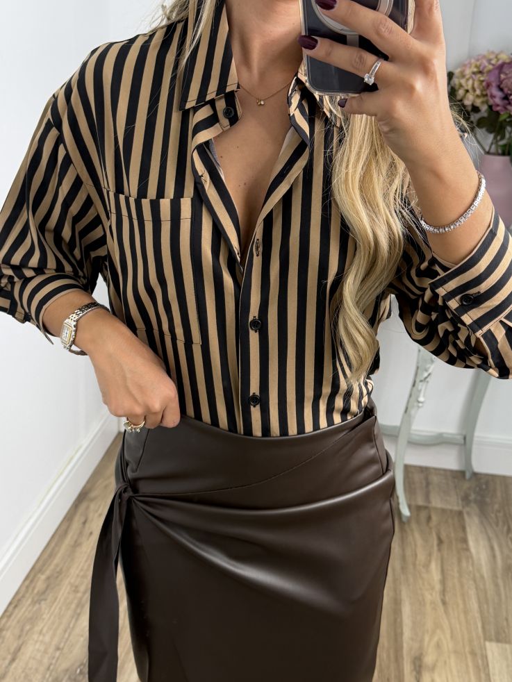 Camisa rayas camel y negra con bolsillo