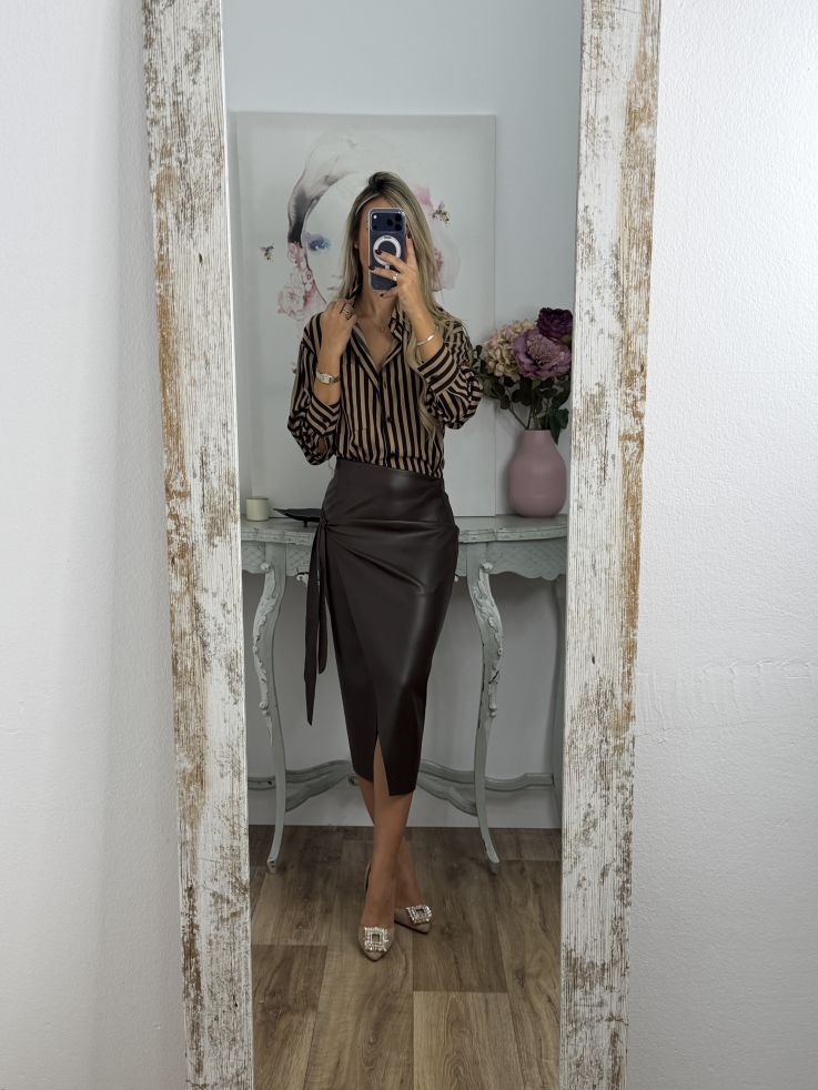 Camisa rayas camel y negra con bolsillo