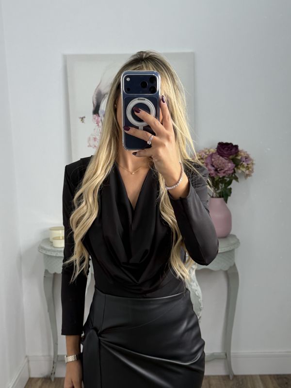 Body escote cascada negro