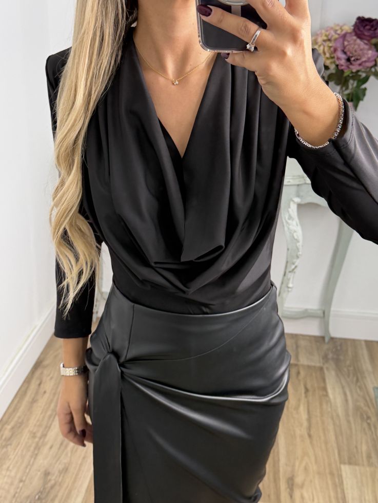 Body escote cascada negro